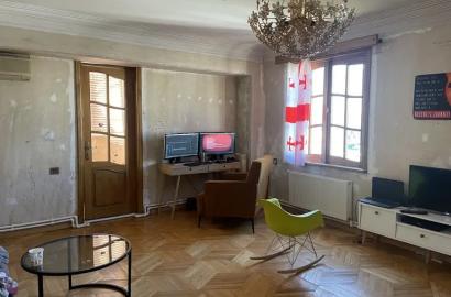 იყიდება ძველი გარემონტებული 3 ოთახიანი ბინა